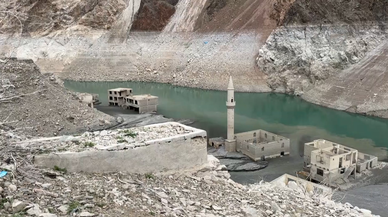 Baraj altında kalan köy su seviyesi düşünce yeniden ortaya çıktı
