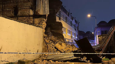 Beyoğlu'nda tarihi metruk binanın duvarı yıkıldı