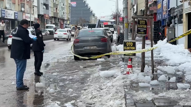 Çatıdan üzerine kar ve buz kütleleri düşen kişi ağır yaralandı