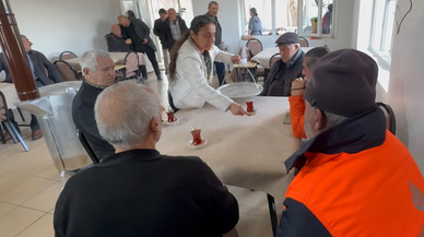 Çaylar, baba mesleğini yapan kız kardeşlerin elinde demleniyor