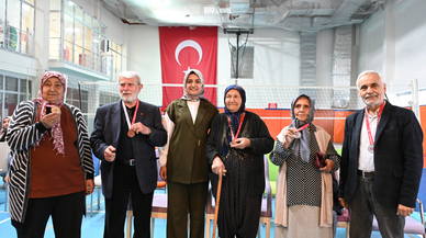 Dede ve nineler spor müsabakalarında torunlarıyla yarıştı