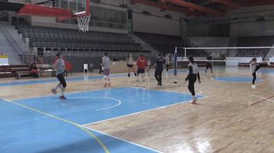 Depremde 8 sporcusunu kaybeden kadın voleybol takımı 2. Lig'de zirveye oynuyor