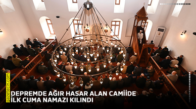 Depremde ağır hasar alan camiide ilk cuma namazı kılındı