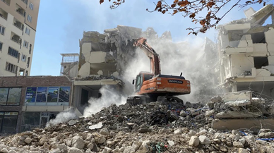 Depremde altınları zimmetine geçirmekle suçlanan sanık hakim karşısında