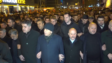 Depremde hayatını kaybedenler için sessiz yürüyüş