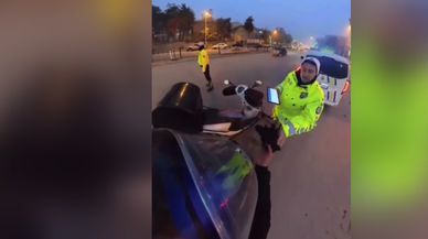 Elleri üşüyen kuryeye polis memurundan eldiven