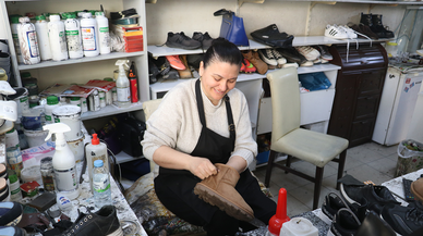 Eşine yardım için başladığı ayakkabı tamirciliğinde usta oldu