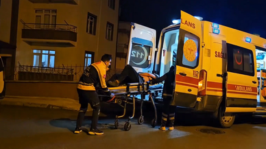 Husumetli komşular bıçak ve sopalarla birbirine saldırdı