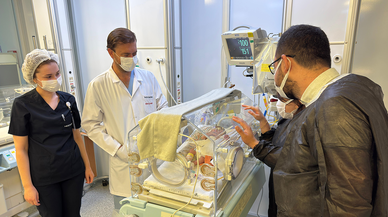 İç organları dışarıda doğan bebek, yaşama tutundu