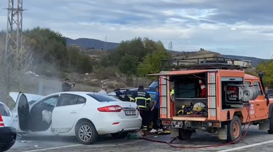 İki otomobil çarpıştı! 1 kişi öldü 5 kişi yaralandı