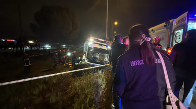 İnfaz koruma memurlarını taşıyan otobüs devrildi