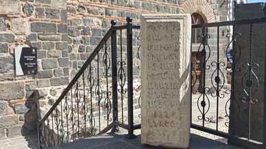 İnşaatta iş makinesinin kepçesine takılan mezar kapağı incelenecek