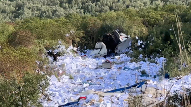 Kağıt yüklü kamyon uçuruma devrildi!