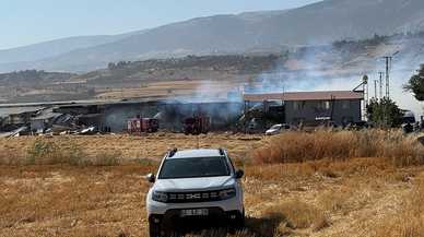 Kahramanmaraş'ta bir ev ve ahırın kullanılamaz hale geldiği yangında 2 kişi yaralandı