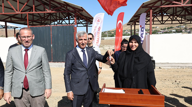 Kahramanmaraş'ta depremzede üreticiler için yapılan 10 ahır teslim edildi