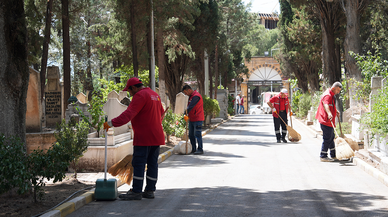 Kahramanmaraş’ta kent mezarlıkları bayrama hazırlanıyor
