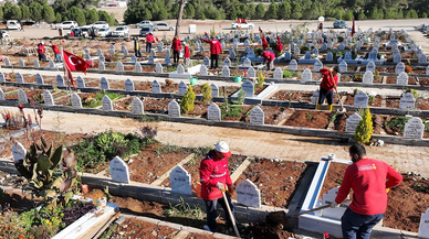 Kahramanmaraş’ta mezarlıklarında bakım ve düzenleme çalışmaları sürüyor