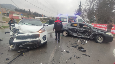 Kahramanmaraş’ta trafik kazası! 4 kişi araçta sıkıştı