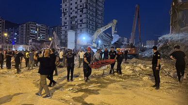 Kahramanmaraş’ta üzerine enkaz devrilen iş makinası operatörü öldü