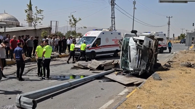 Kamyonet ile hafif ticari araç çarpıştı! Ortalık savaş alanına döndü