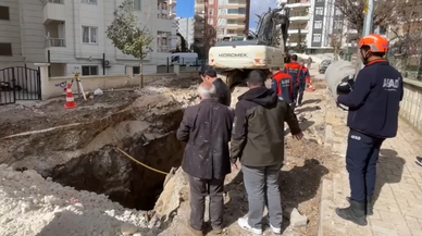 Kanalizasyon çalışması sırasında 2 işçi göçük altında kaldı