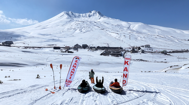 Kanoyla suda değil, Erciyes'te kar üzerinde süzüldüler