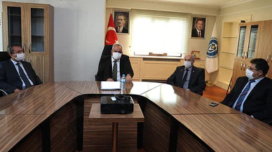 KİÜ’den İdari ve Mali İşler Daire Başkanı Kafalı’ya plaket
