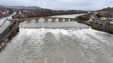 Kızılırmak'ın debisi yükselince tarihi Şahruh Köprüsü'nün 8 kemeri suyla doldu