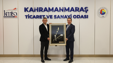 KMTSO Başkanı Buluntu, Özgür Özel’e Atatürk işlemeli tablo hediye etti