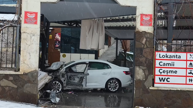 Kontrolden çıkan araç lokantaya girdi