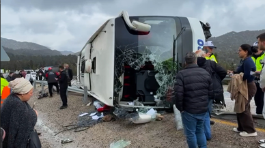 Konya'da yolcu otobüsü devrildi! Çok sayıda yaralı var