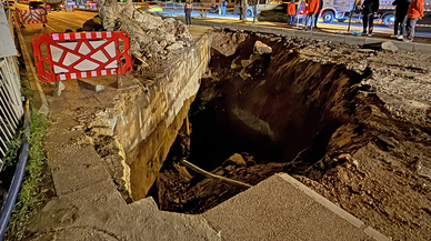 Köprünün bir kısmı çöktü, yol trafiğe kapatıldı
