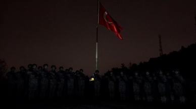 Mehmetçik, 6 Şubat’ta hayatını kaybedenler için saygı duruşunda