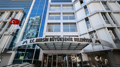 Mersin Büyükşehir Belediyesinde polis ekipleri arama yapıyor