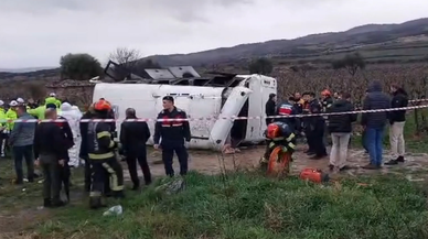 Midibüs şarampole yuvarlandı! 25 kişi yaralandı