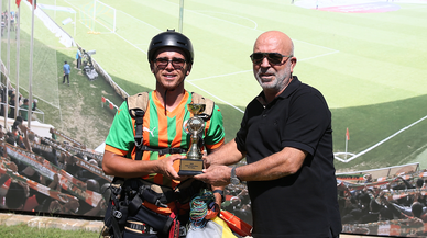 Milli yamaç paraşütü sporcusu, kazandığı kupayla kulüp tesisine iniş yaptı