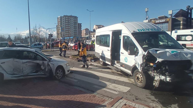 Minibüs ile otomobil çarpıştığı kazada 14 kişi yaralandı