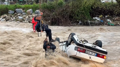 Muğla'da sele kapılan otomobildeki 2 kişiden biri öldü, diğeri kurtarıldı