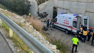 Muz serasına otomobil devrildi! 1 kişi hayatını kaybetti