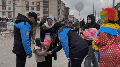 Nevruz etkinliklerine katılan çocuklara pamuk şeker ve balon