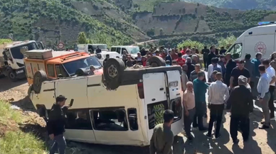 Öğrenci servisi devrildi, 14 yaralı