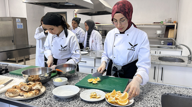 Öğrenciler, okul mutfağında pişirdikleri çorbaları iftarda yaşlılara dağıtıyor