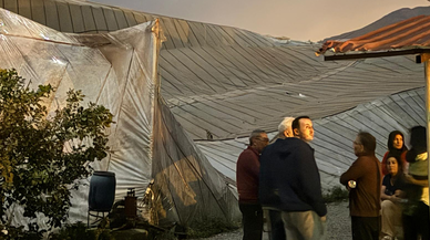 Oluşan hortum seralara zarar verdi