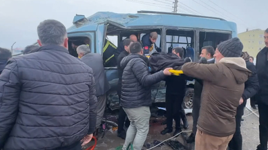 Otobüs ile minibüsün çarpıştığı kazada 18 kişi yaralandı
