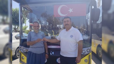 Otobüs şoförü bulduğu altını sahibine teslim etti