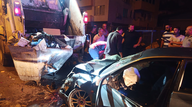 Otomobil çöp kamyonuna çarptı, 1 kişi öldü, 4 kişi yaralandı