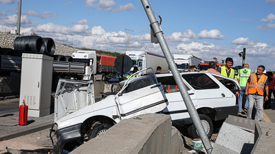 Otoyol gişelerindeki bariyere çarpan otomobildeki 2 kişi öldü