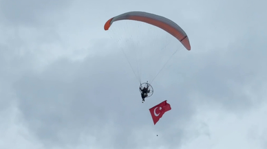 Paramotorla gökyüzünde Türk bayrağı açılarak şehitler anıldı