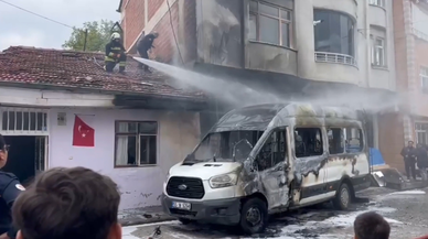 Park halindeki minibüste çıkan yangın ev ve iş yerine sıçradı