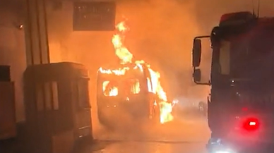 Park halindeyken alev alan okul servisi kullanılamaz hale geldi